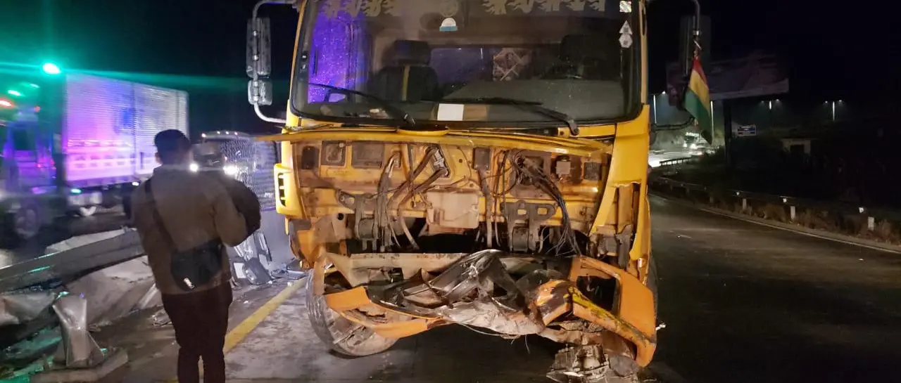 Múltiple colisión en la autopista La Paz–El Alto deja cuatro heridos y ocho vehículos dañados