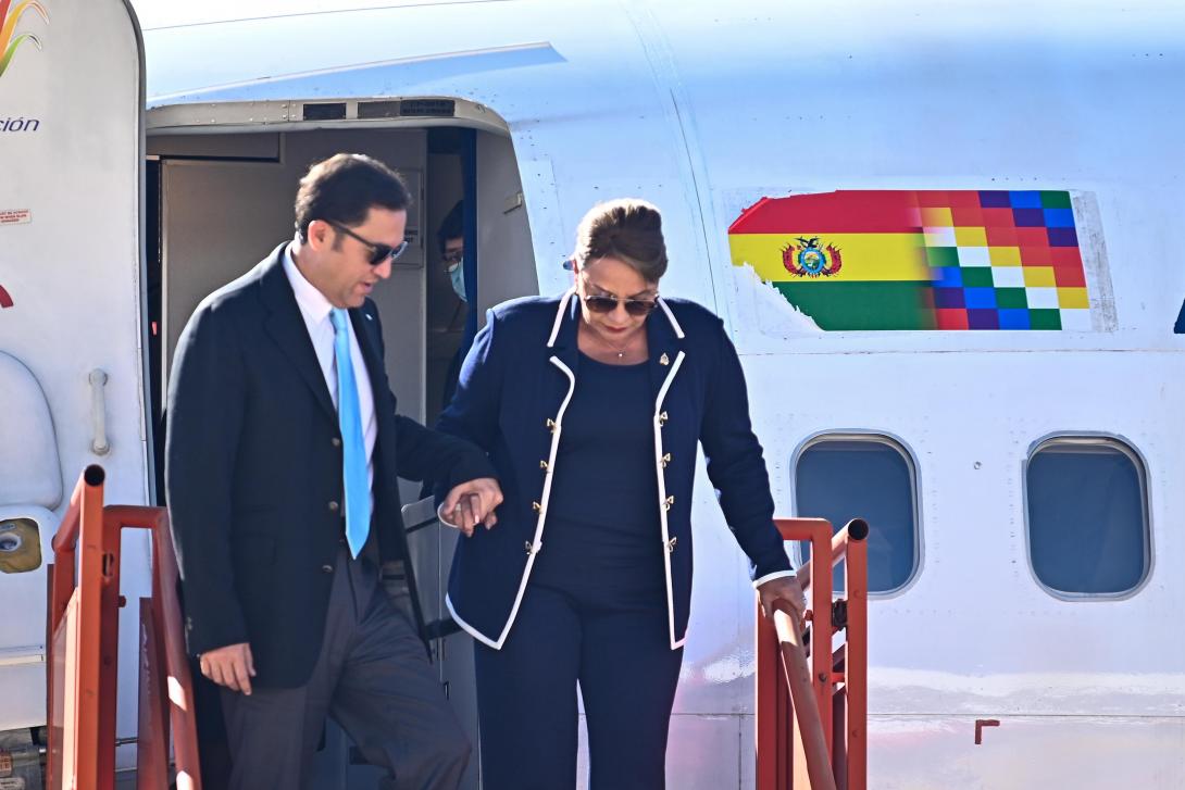 Presidenta de Honduras llega a Sucre para participar en los actos del Bicentenario