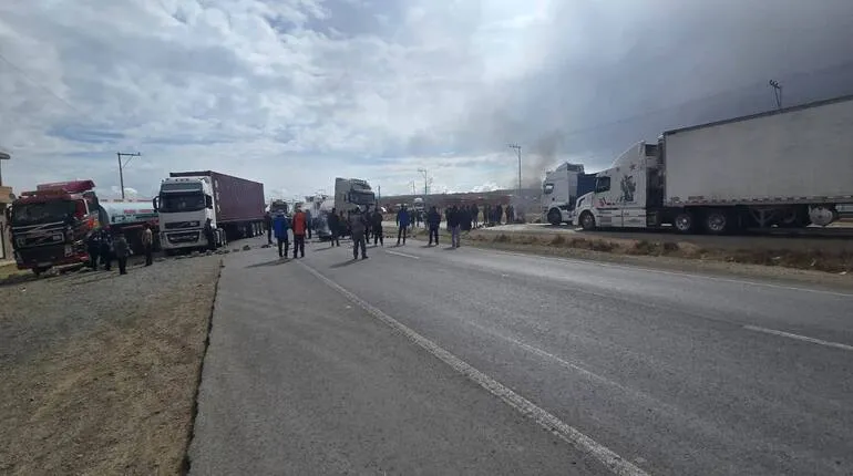Transportistas bloquean la carretera La Paz – Oruro por falta de diésel
