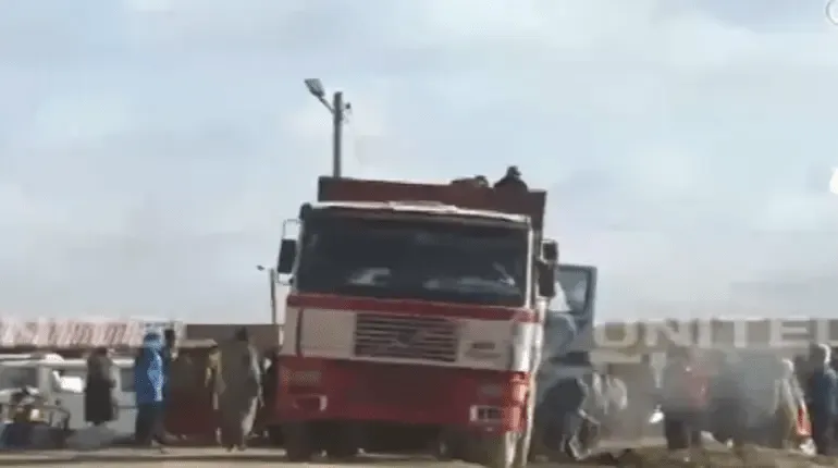 Saquean camión de contrabando tras ataque a militares en la carretera La Paz–Oruro