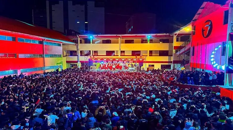 Avalancha humana en colegio de Oruro provoca la muerte de una estudiante