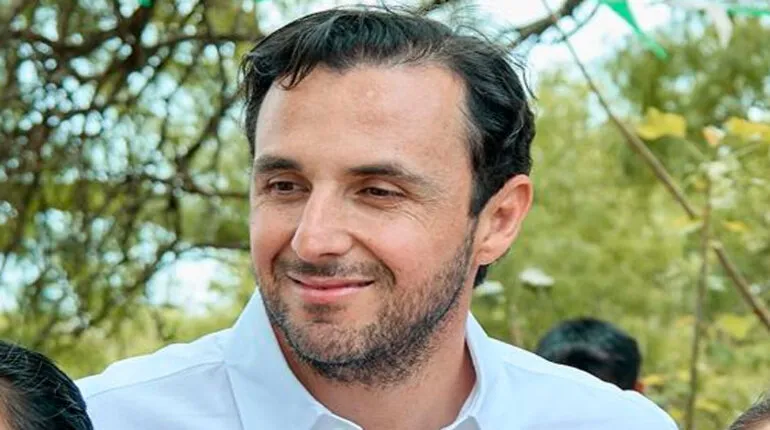Velasco denuncia “guerra sucia” tras acusaciones por mensajes racistas en redes