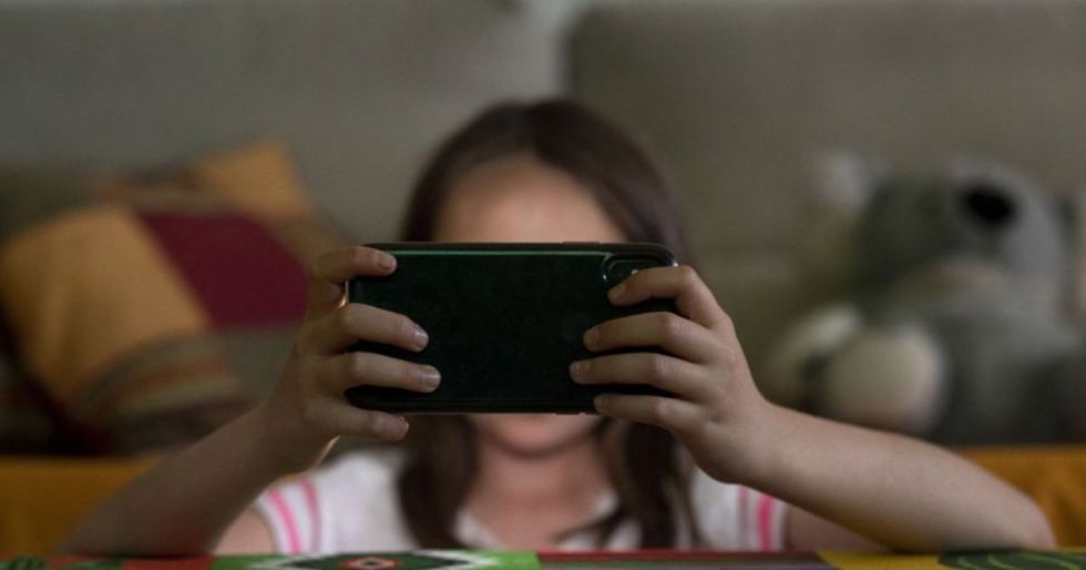Proponen nuevos delitos para proteger a menores del abuso sexual digital