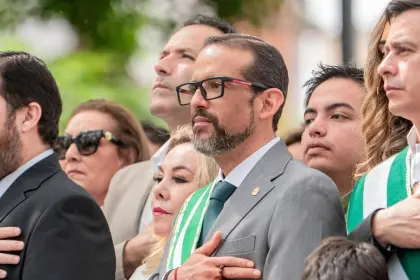 Camacho reaparece en actos cívicos y habla de “un nuevo ciclo” para Santa Cruz
