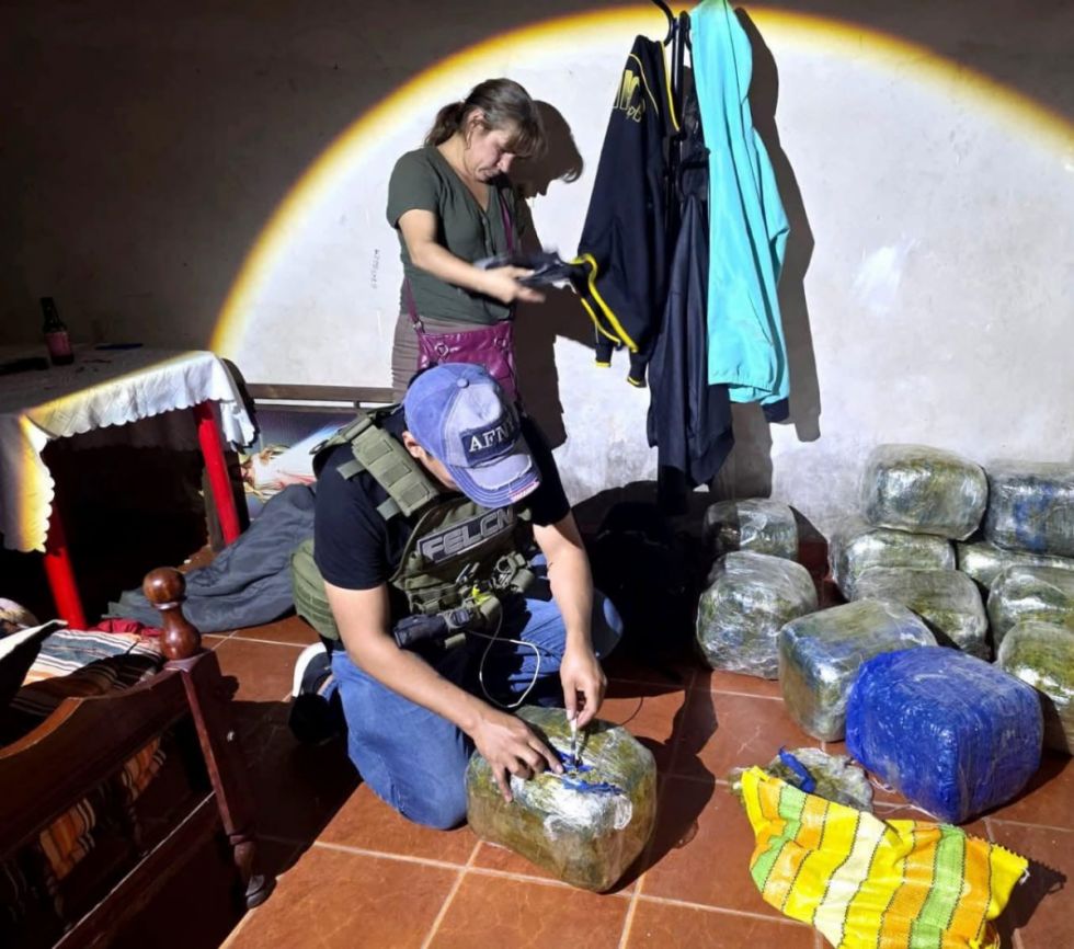 FELCN incauta 12 paquetes de marihuana en Bermejo, Tarija