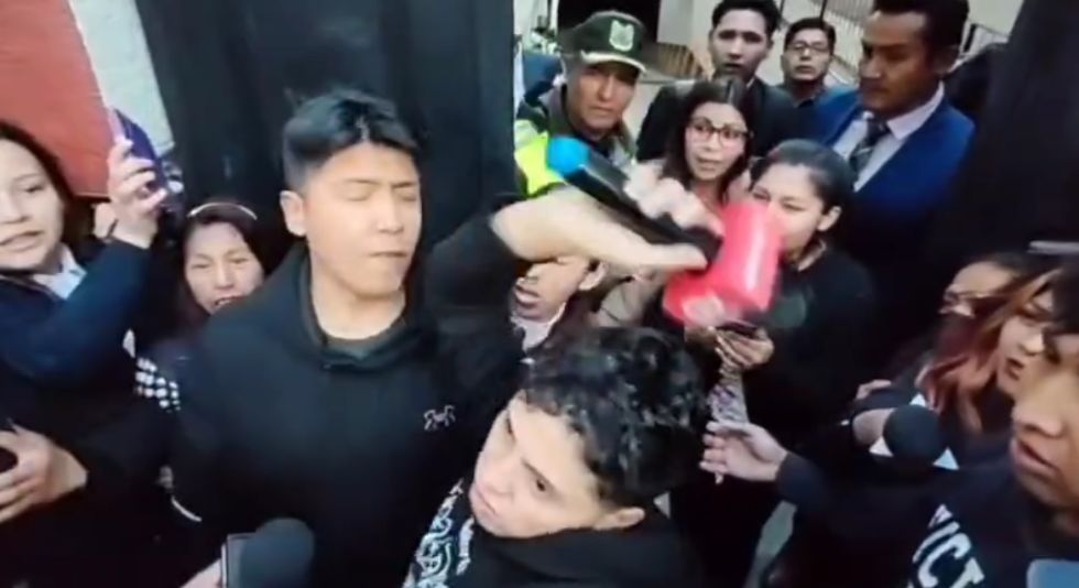 Cantante se estrella contra la prensa y lanza un micrófono tras quedar en libertad