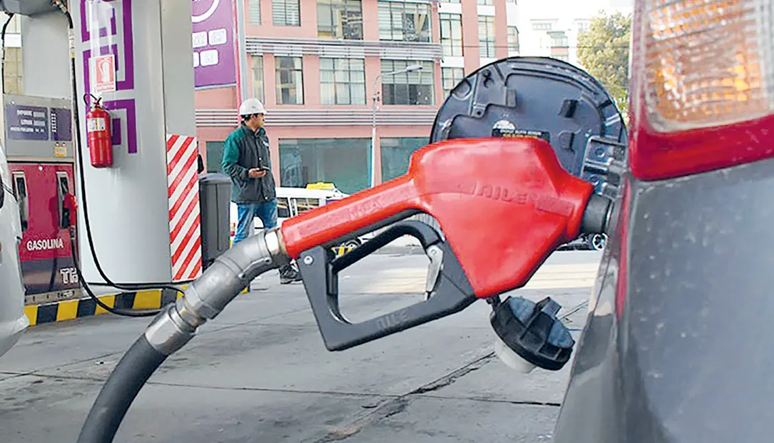 Choferes denuncian fallas en más de 70 minibuses por gasolina de mala calidad en La Paz