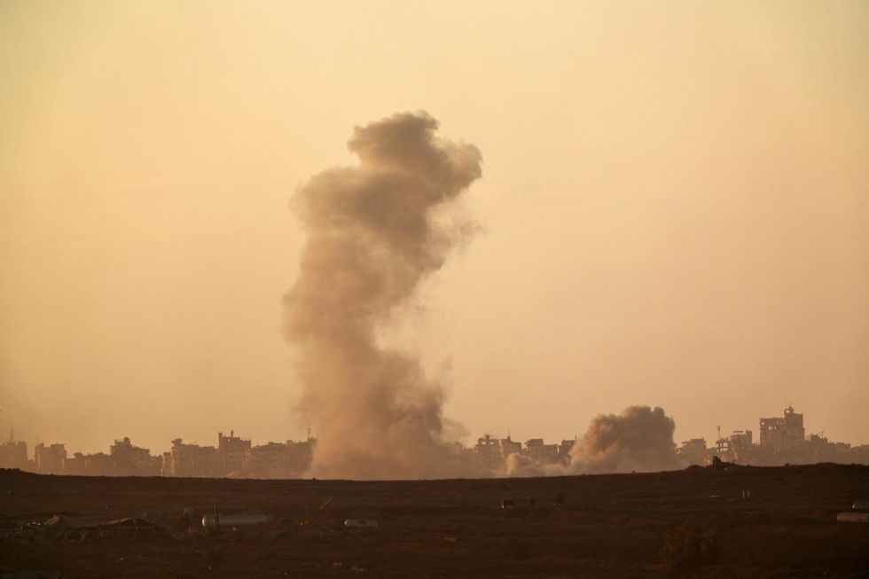Israel mata a un centenar de palestinos en Gaza y miles huyen al sur
