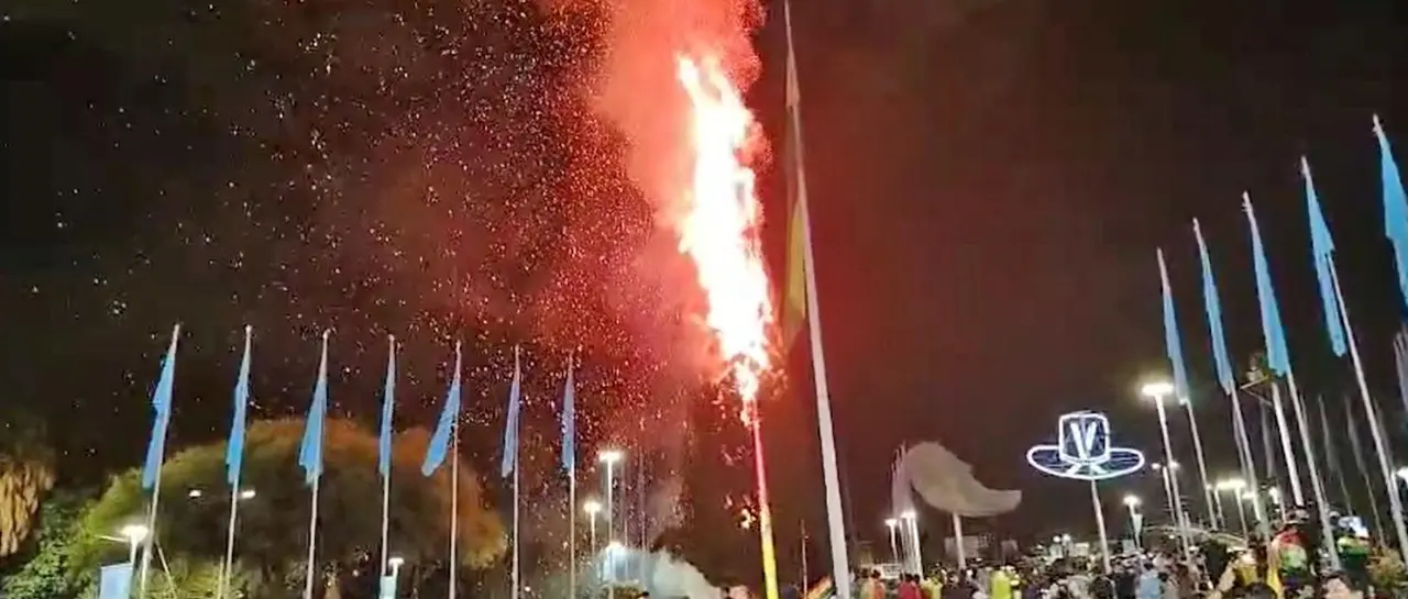 Petardo provoca incendio en un pino durante festejos en Cochabamba