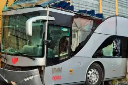 Ocho muertos y más de 40 heridos tras choque de tren y autobús en México
