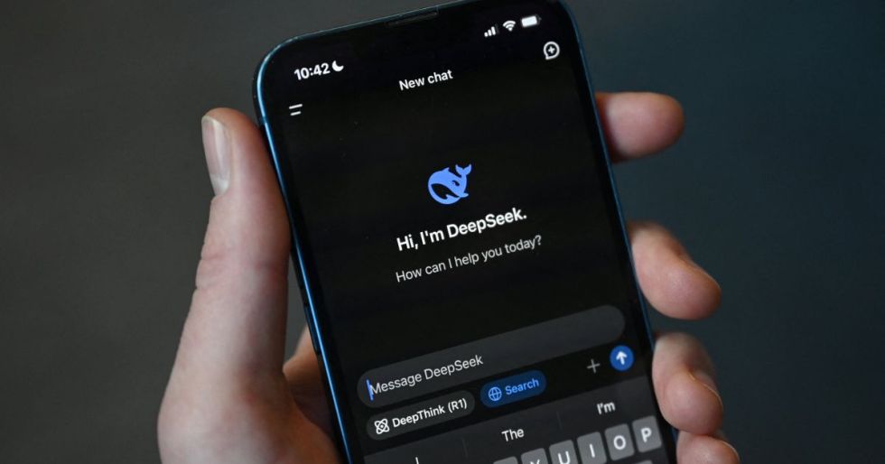 Investigadores demostraron que el modelo DeepSeek-R1 mejora su razonamiento cuando recibe recompensas por resolver problemas.