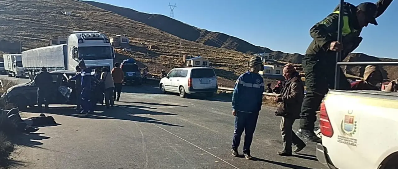 Dos personas mueren carbonizadas al interior de un camión tras vuelco en la ruta nueva Cochabamba-Santa Cruz