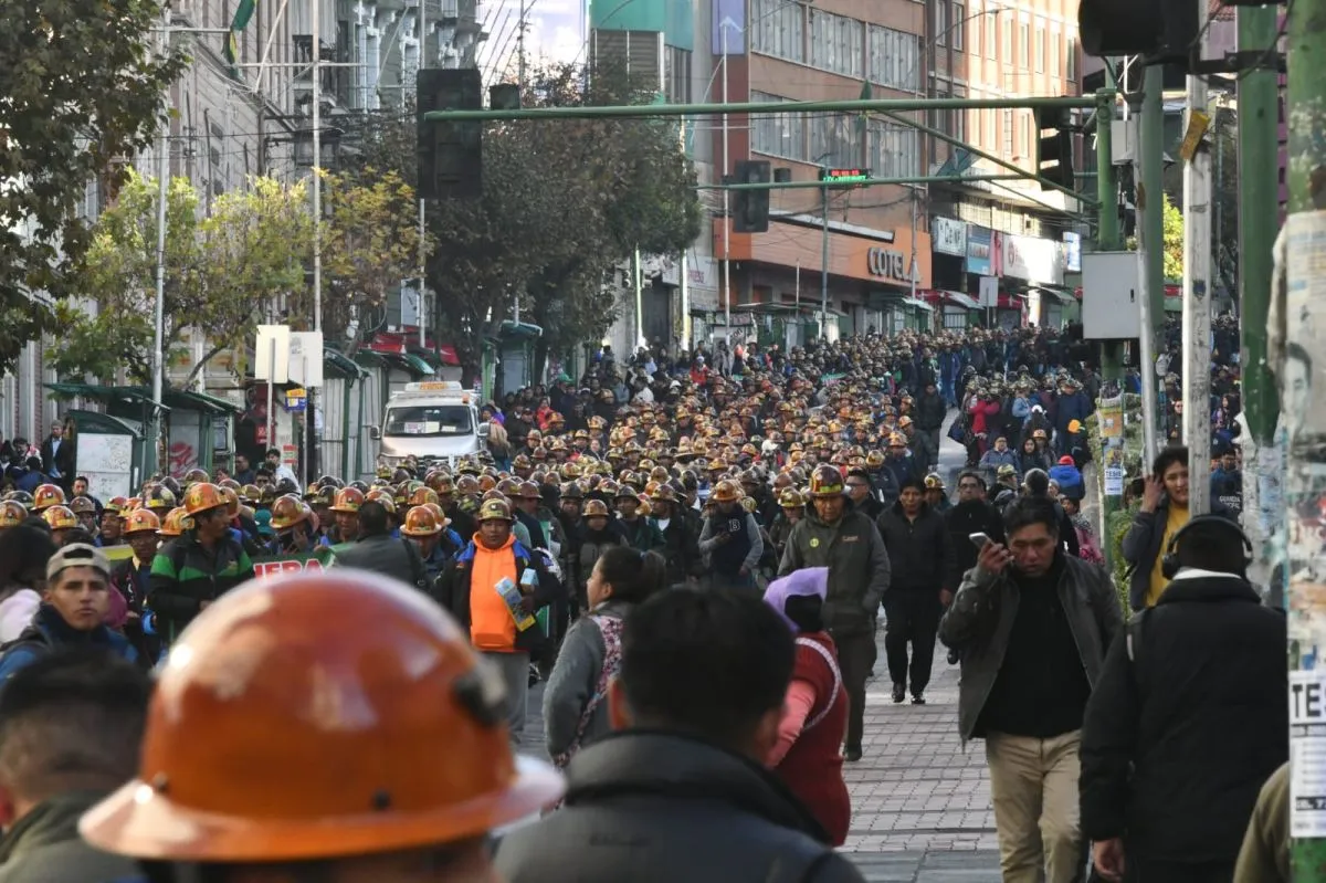 Cooperativistas mineros marchan en La Paz en rechazo a denuncias de avasallamiento