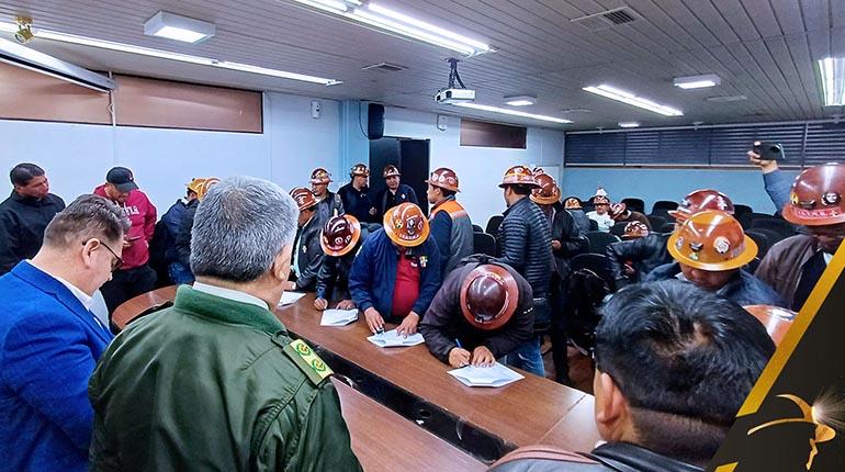 Gobierno y mineros firman acuerdo contra la minería ilegal, avasallamientos y robo de mineral