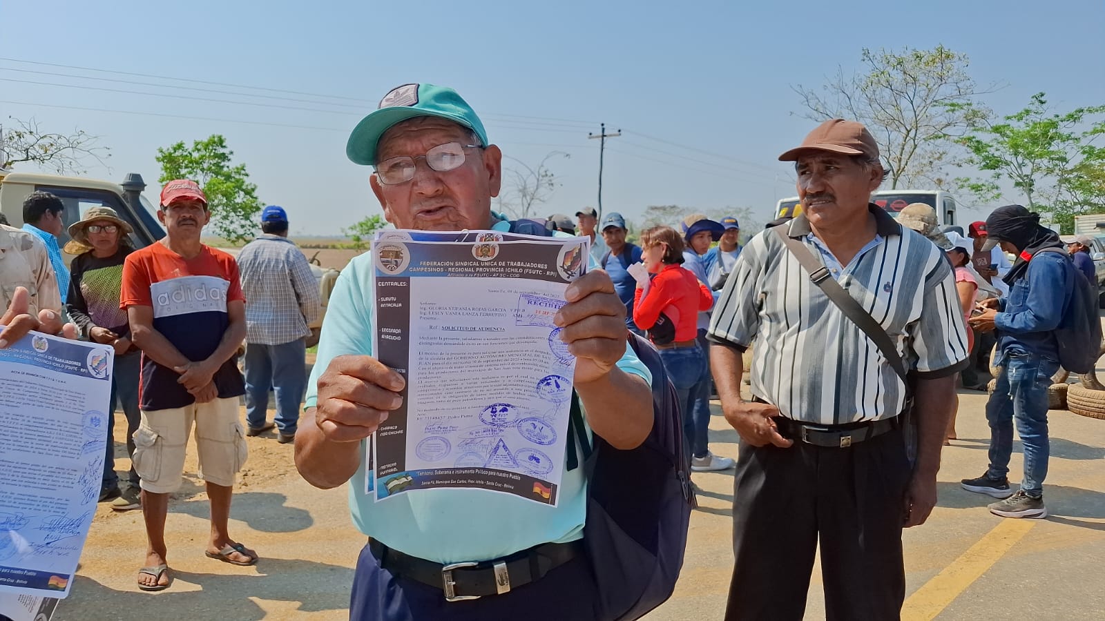 Productores de San Juan bloquean carretera por falta de diésel para siembra