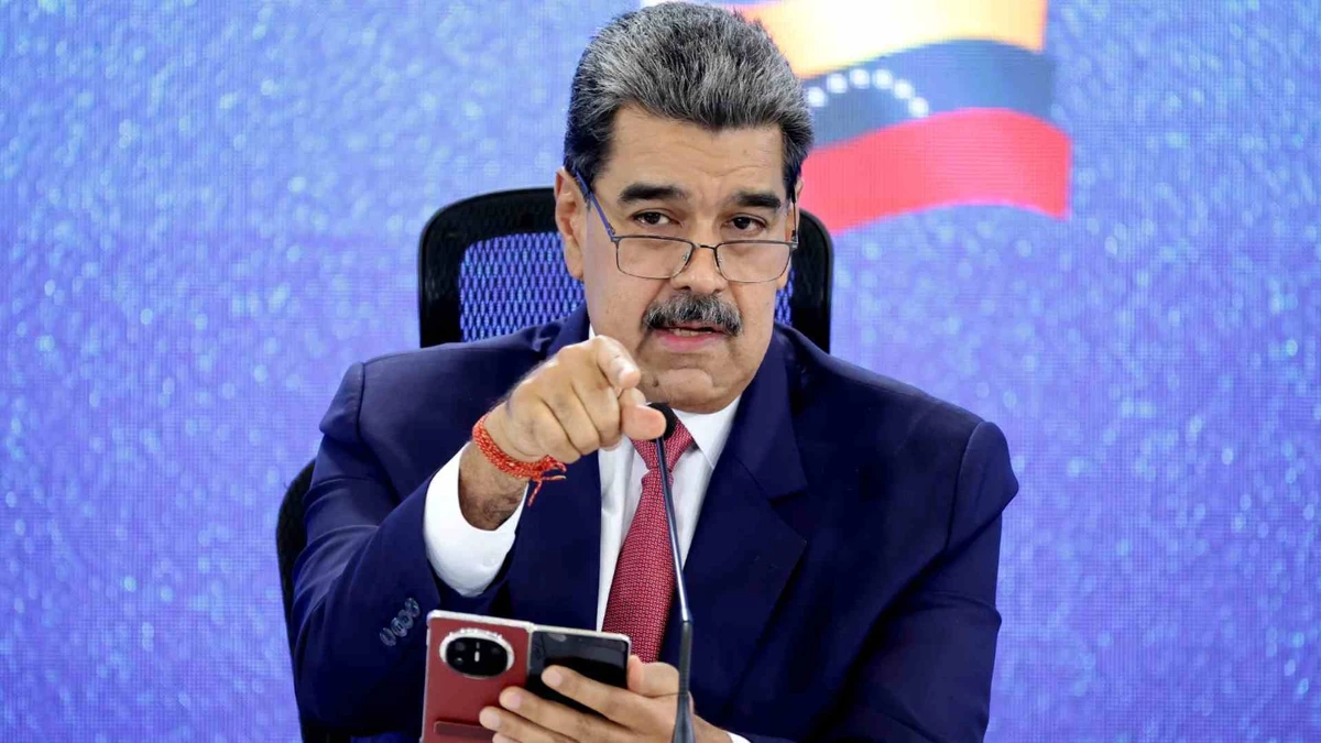 Venezuela enciende anticipada Navidad y promete paz en medio de tensiones con EE.UU.