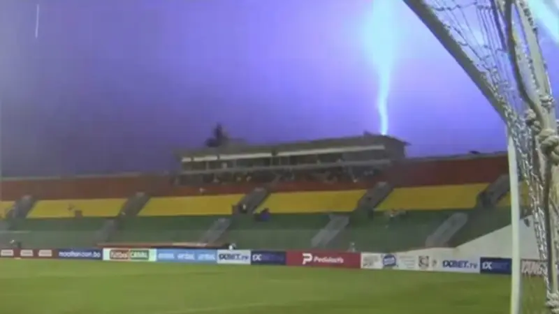 Relámpago interrumpe el partido entre GV San José y Wilstermann en Oruro