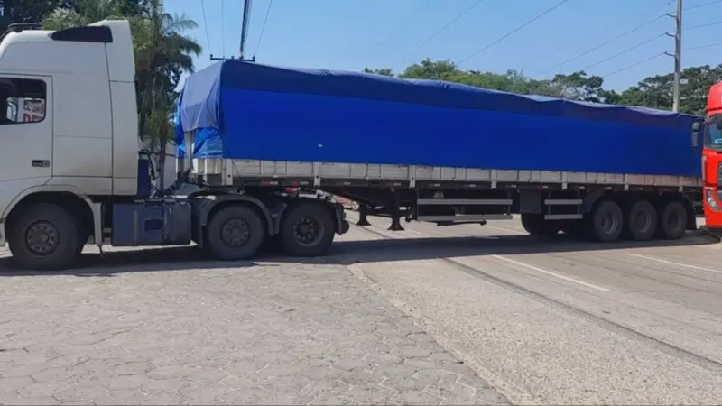 Choferes del transporte pesado bloquean surtidor por la falta de diésel