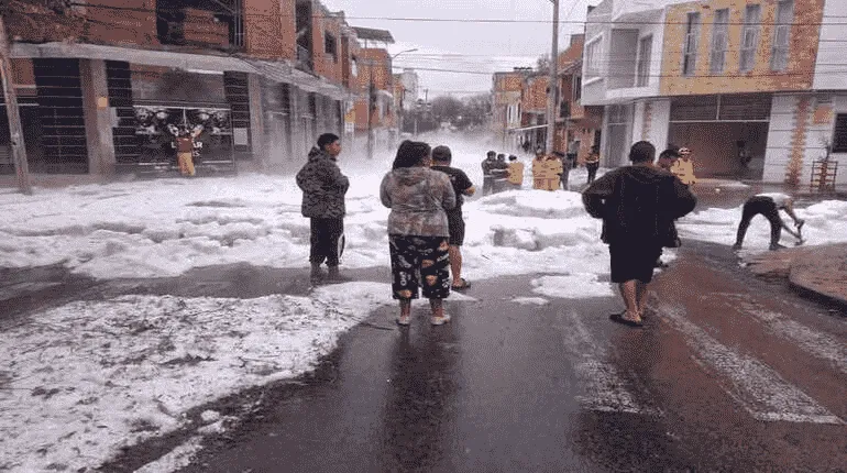 Fuerte tormenta de granizo inunda Tarija y causa daños en la ciudad y cultivos