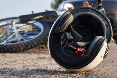Motociclista muere al impactar con cables de una grúa en Santa Cruz