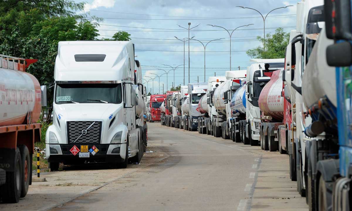 Empresarios de transporte pesado en La Paz demandan solución al próximo Gobierno por falta de combustible
