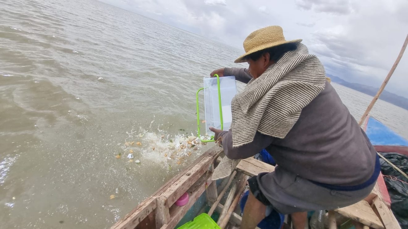 La comunidad Urus invoca agua y vida en un ritual de agradecimiento al lago Poopó