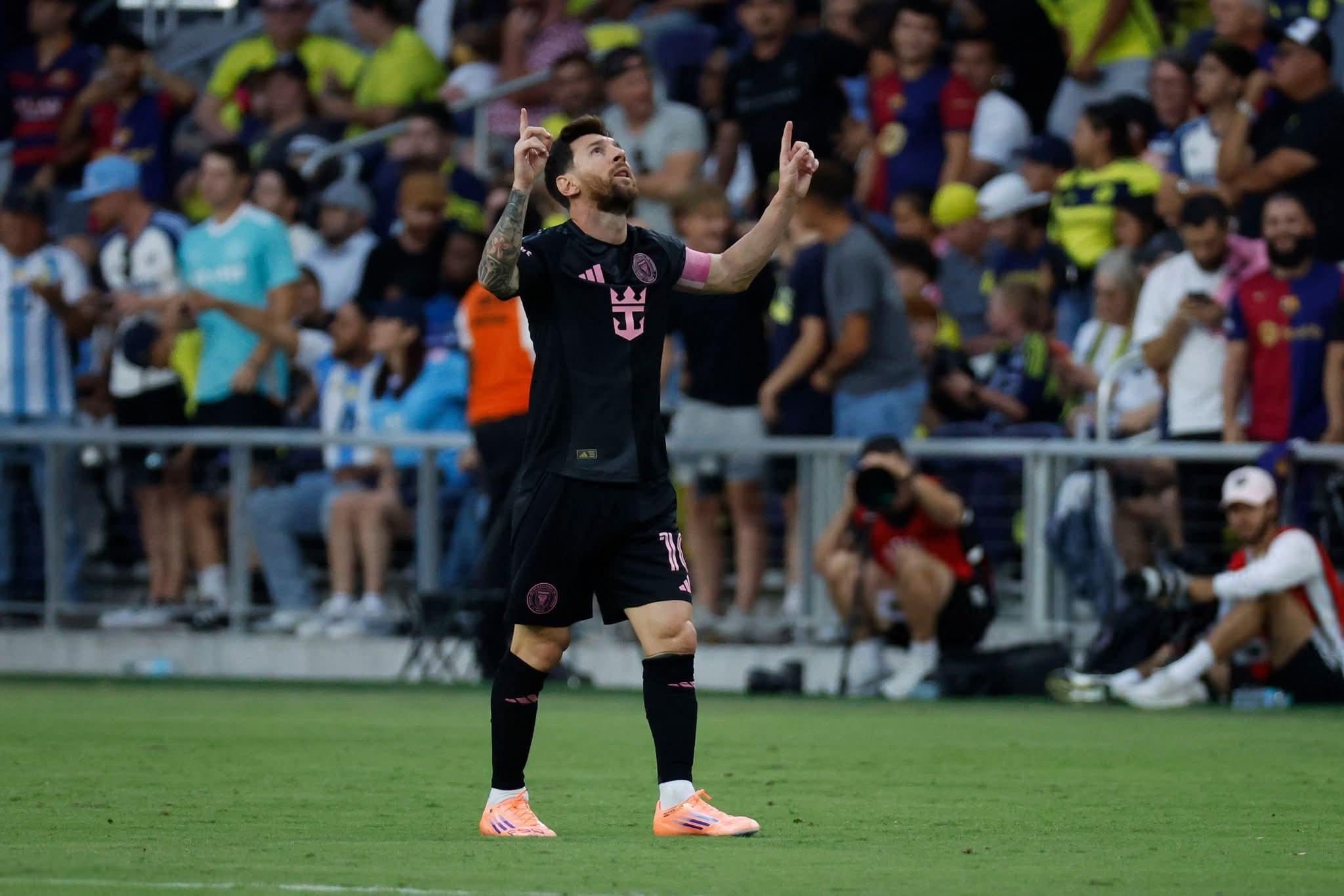Messi anota un triplete y guía al Inter Miami a una victoria contundente sobre Nashville
