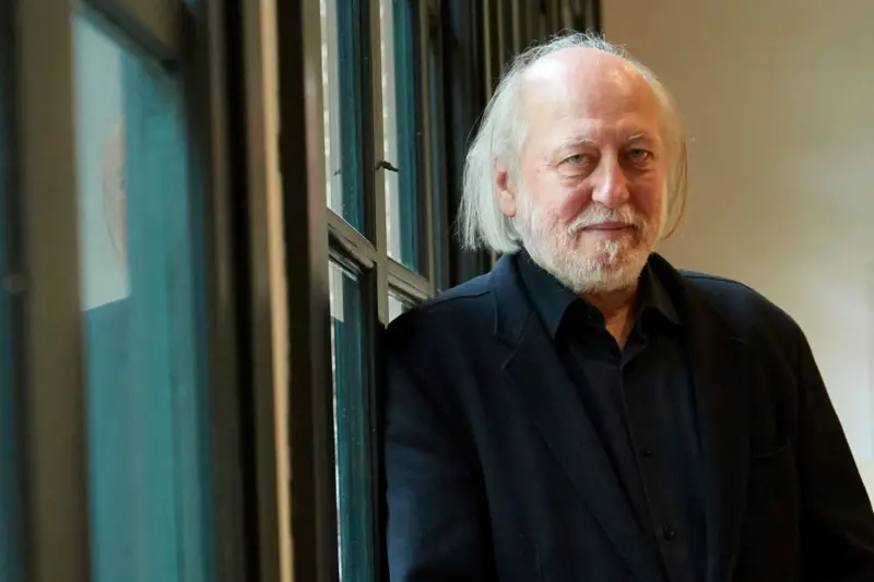 El maestro del apocalipsis: László Krasznahorkai recibe el Nobel de Literatura 2025