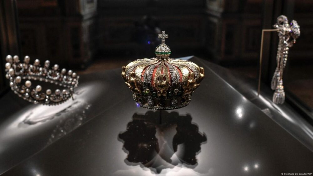 Francia detiene a dos sospechosos del robo de joyas en el Louvre