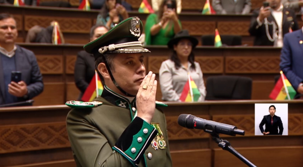 Edmand Lara jura como Vicepresidente de Bolivia con uniforme de gala de la Policía