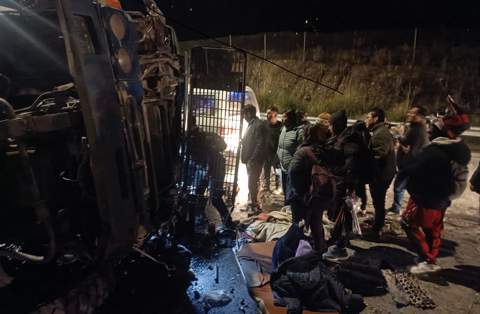 Tragedia en la autopista de La Paz-El Alto: cuatro fallecidos y más de diez heridos tras choque entre camión y minibús