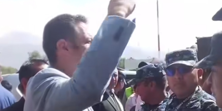 Plantean reforma constitucional para destituir al vicepresidente por “ingobernabilidad”