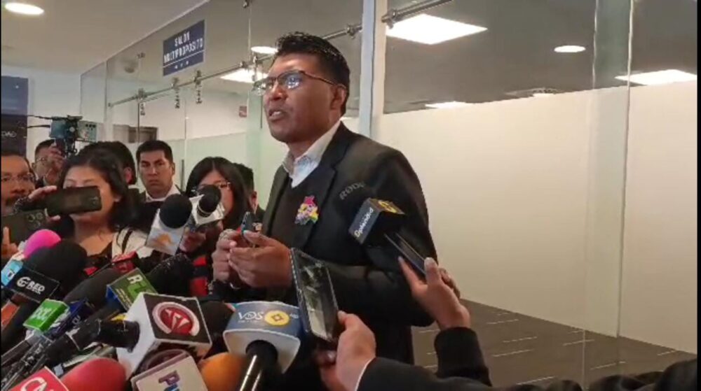 Senador denuncia red estructural de corrupción en el sistema educativo