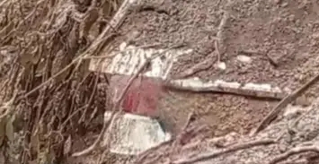 Deslizamiento en La Asunta sepulta un vehículo y bloquea la ruta