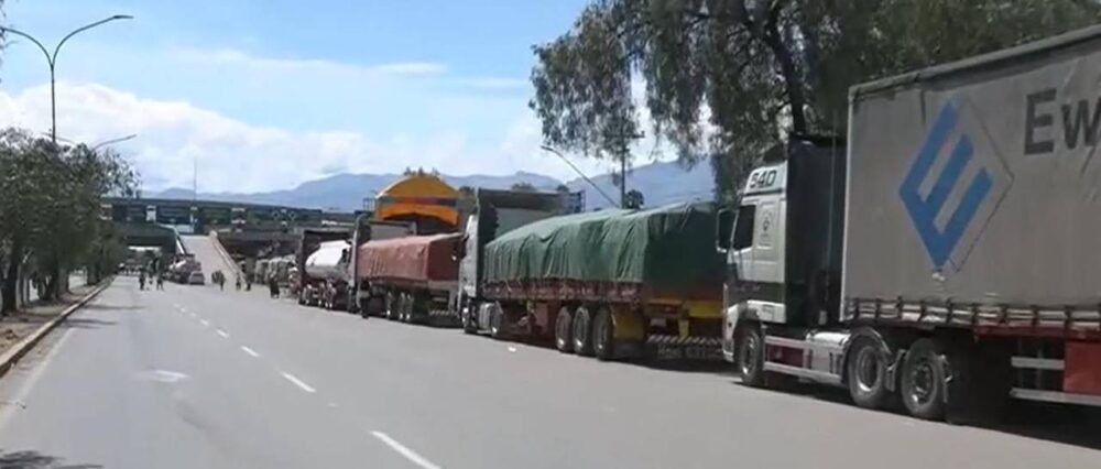Filas de vehículos por falta de diésel se registran este domingo en Cochabamba