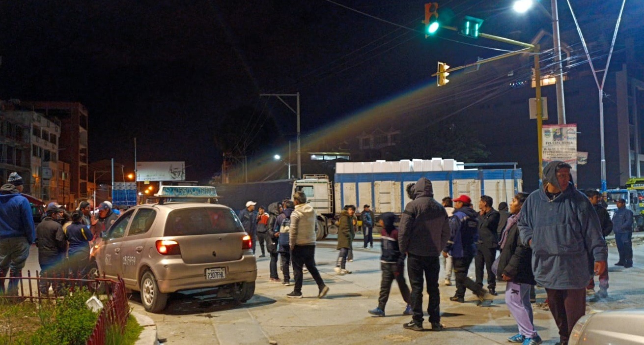 Choferes protestan con bloqueos por falta de diésel y exigen soluciones al Gobierno