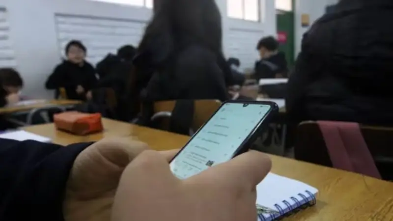 Chile prohíbe el uso de celulares en escuelas a partir de 2026