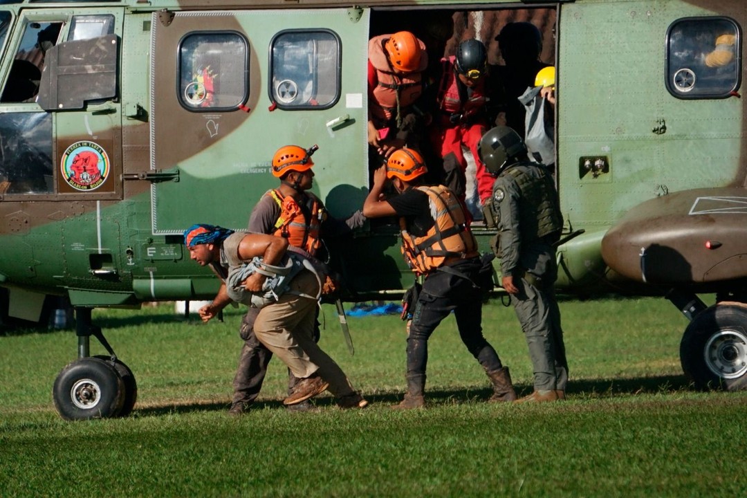 Rescates aéreos continúan en El Torno ante negativa de evacuación