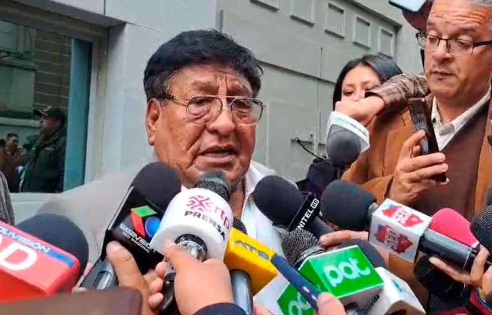 Choferes y Gobierno acuerdan regularizar el abastecimiento de combustible e instalar mesas técnicas