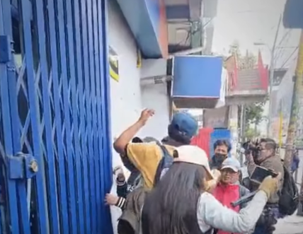 Prestatarios de El Alto cierran entidades bancarias y anuncian vigilia permanente por desacuerdo con aplicación del Decreto Supremo 5503