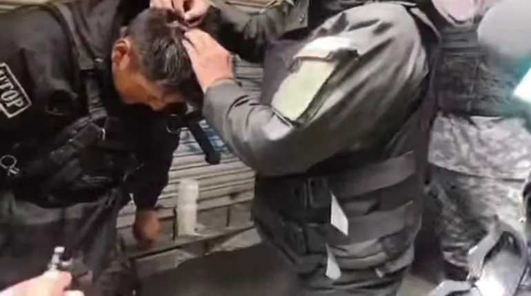 Enfrentamientos en plaza Murillo dejan policías heridos y detenidos en La Paz
