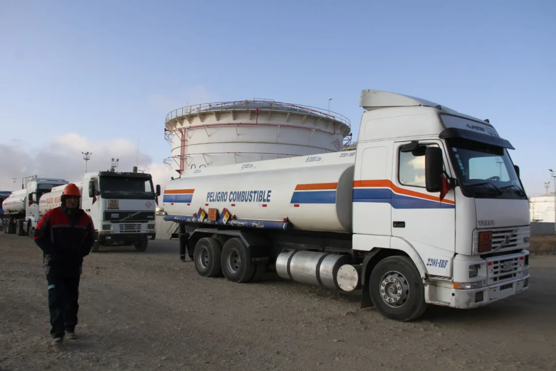 Tras protestas por falta de diésel, YPFB acuerda pago con cisterneros