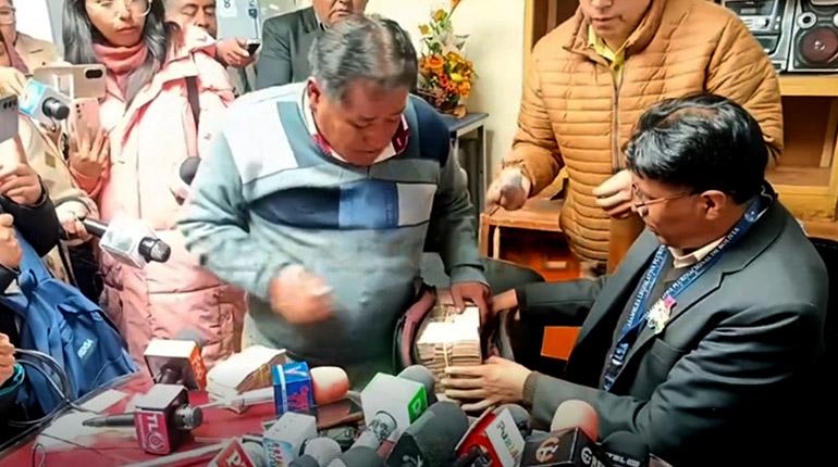 Magisterio rural: dirigente entrega un millón de bolivianos en medio de denuncias