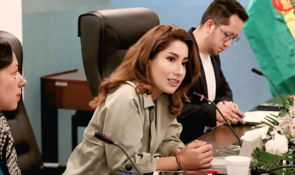 Diputada suplente afirma que Bs 5.400 de sueldo no le alcanzan y rechaza reducción salarial