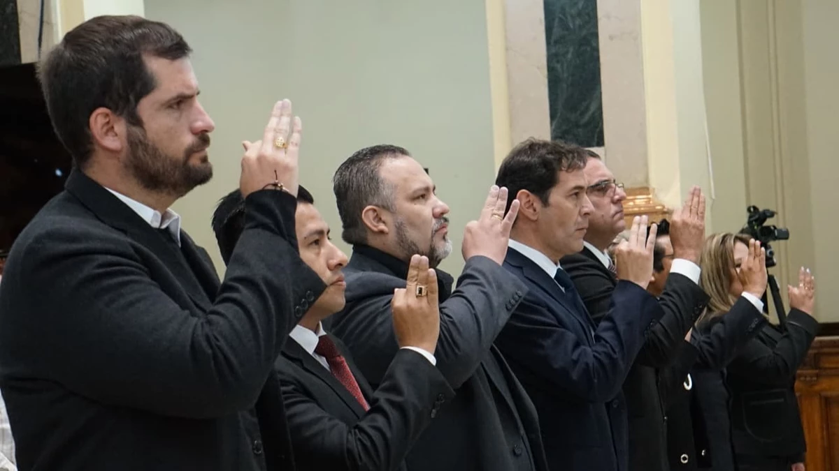 Posesionan a nuevos vocales del Tribunal Supremo Electoral tras extensa deliberación legislativa