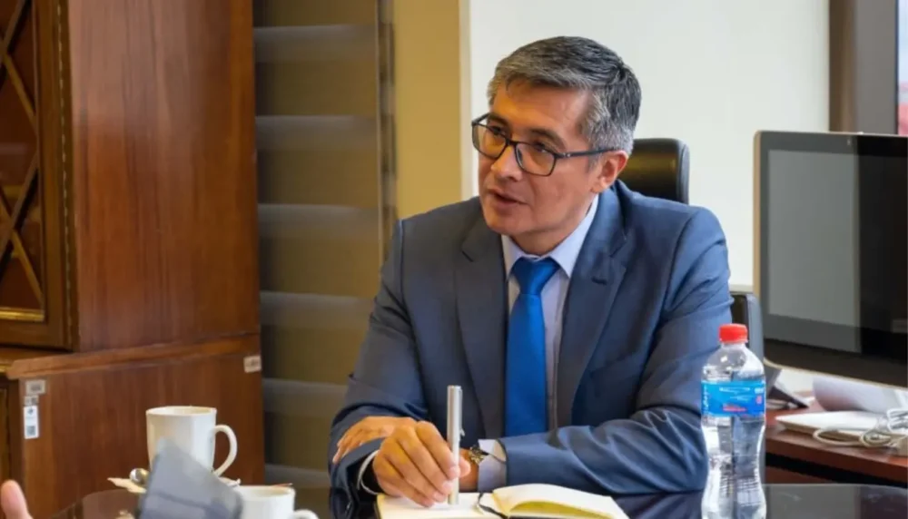 Espinoza anuncia recorte salarial y congelamiento en el sector público