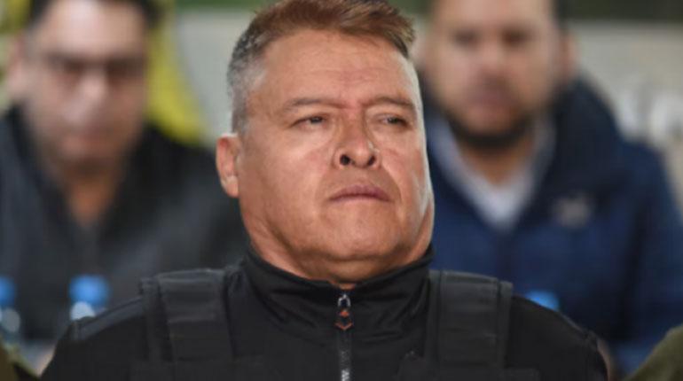 El excomandante del Ejército Juan José Zúñiga arribó este miércoles al aeropuerto internacional de El Alto y fue trasladado a la FELCC de La Paz, donde debe brindar su declaración por la toma militar de la plaza Murillo registrada en junio de 2024. El exjefe militar, actualmente recluido en El Abra, volvió a afirmar su inocencia antes de viajar desde Cochabamba.