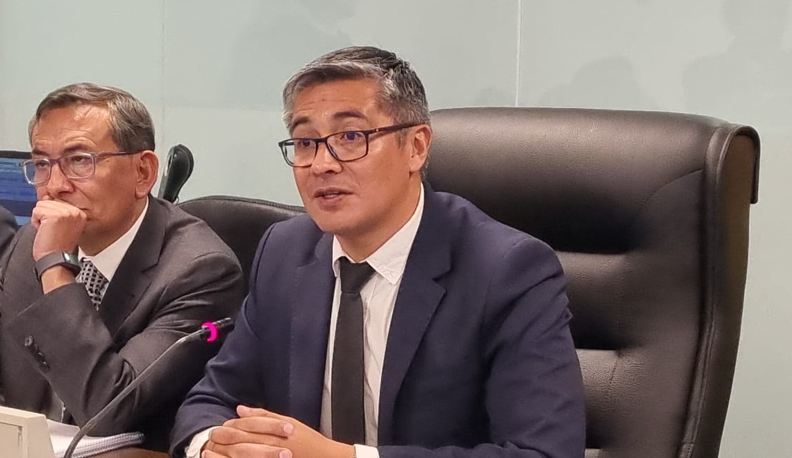 Ministro de Economía asegura que el objetivo es aplicar el 50/50 en 2026.