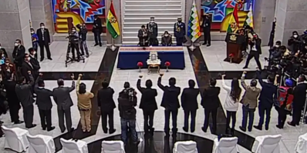 Senado exhorta a Migración a impedir salida de exautoridades mientras se investigan denuncias