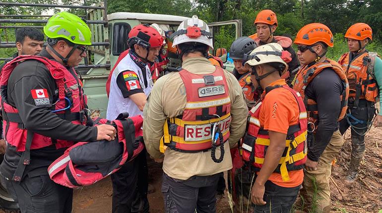 Gobierno despliega Fuerzas Armadas y rescate aéreo por inundaciones en El Torno